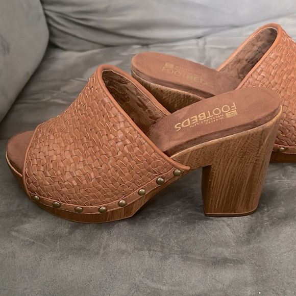 White Mountain Footbeds brown block heel with soft suede lining - Picture 2 of 4